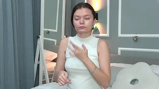 AsterQuinn online show from January 10, 2026, 3:25 pm