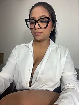 Nicoll Evans  online show from November 18, 2025, 1:15 pm