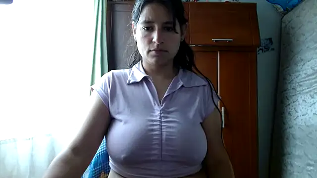 Snapshot of Escarcha-blue chatting on April 27, 2026, 6:17 pm Escarcha-blue online show from April 27, 2026, 6:17 pm