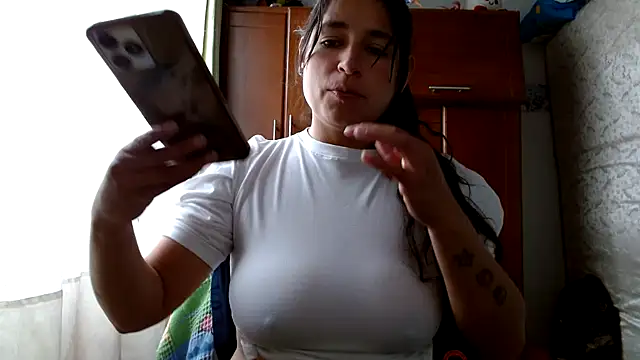 Snapshot of Escarcha-blue chatting on May 20, 2026, 7:42 pm Escarcha-blue online show from May 20, 2026, 7:42 pm
