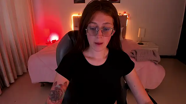 Emily Warren  online show from November 10, 2025, 7:46 pm