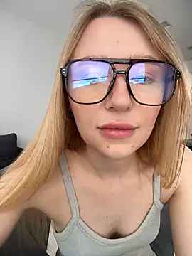 Snapshot of EvaBrooklyn chatting on March 8, 2025, 6:32 am EvaBrooklyn online show from March 8, 2025, 6:32 am