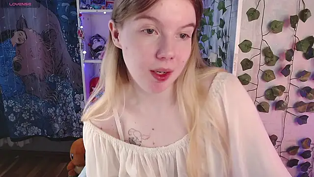 Strawberry juli online show from March 11, 2025, 5:38 am