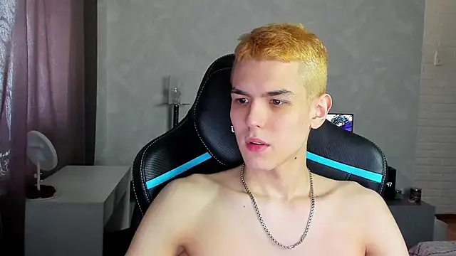 Snapshot of TravisRevas chatting on March 8, 2025, 7:49 am TravisRevas online show from March 8, 2025, 7:49 am