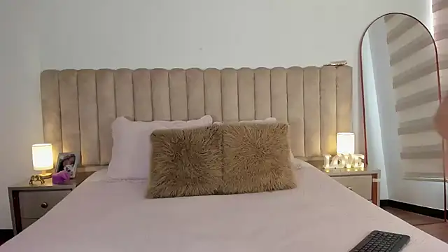 Sophie Restrepo online show from February 1, 2026, 5:00 pm