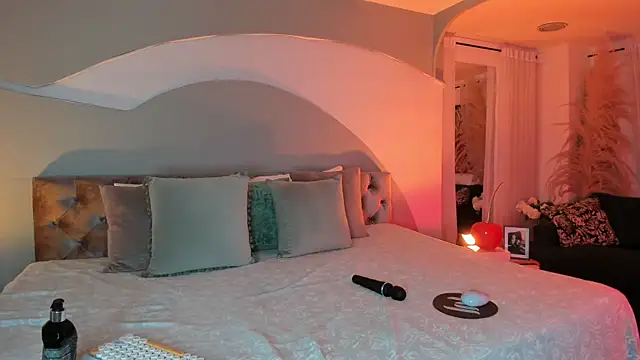 Elizabeth clark  online show from November 12, 2025, 7:46 pm