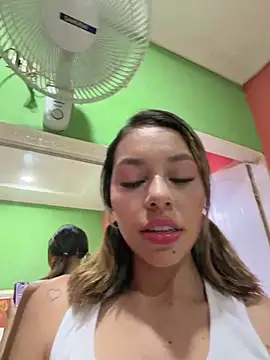 Snapshot of Aleja_bloom chatting on May 12, 2026, 7:33 pm Aleja bloom online show from May 12, 2026, 7:33 pm