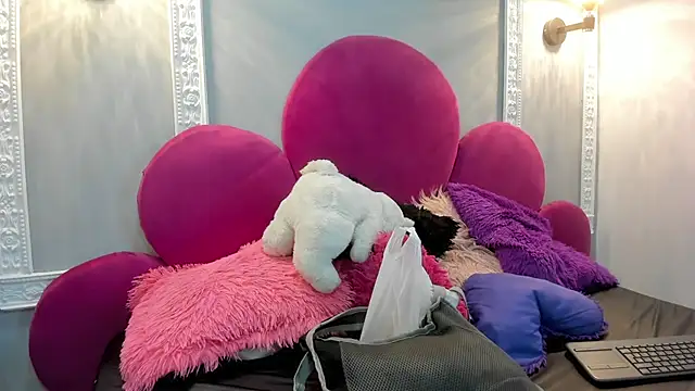 Bonniie 22 online show from February 25, 2026, 7:45 pm