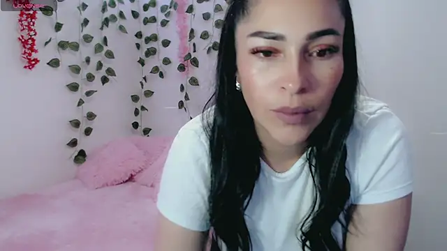 luna lgomez  online show from March 8, 2025, 11:05 am