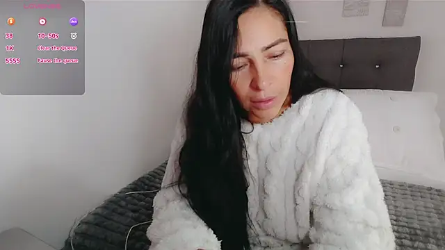 luna lgomez  online show from November 28, 2025, 12:41 pm