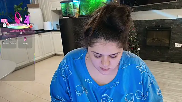 Layla- online show from February 27, 2026, 1:44 pm