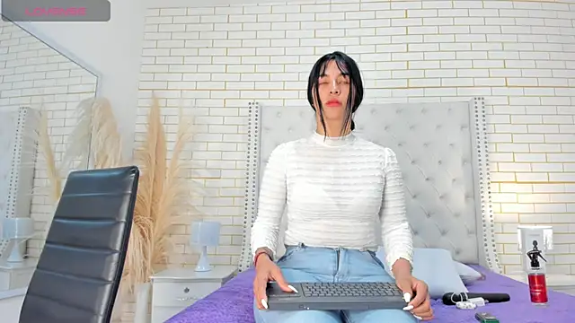 Emilly wilson  online show from November 22, 2025, 11:42 am