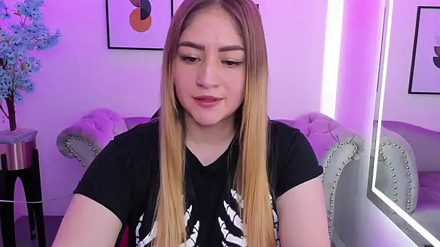 Snapshot of Agatha_luxx chatting on March 17, 2025, 12:46 pm Agatha luxx online show from March 17, 2025, 12:46 pm