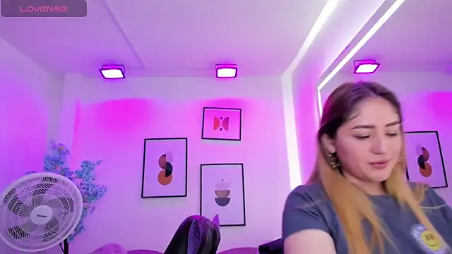 Snapshot of Agatha_luxx chatting on March 19, 2025, 12:34 pm Agatha luxx online show from March 19, 2025, 12:34 pm