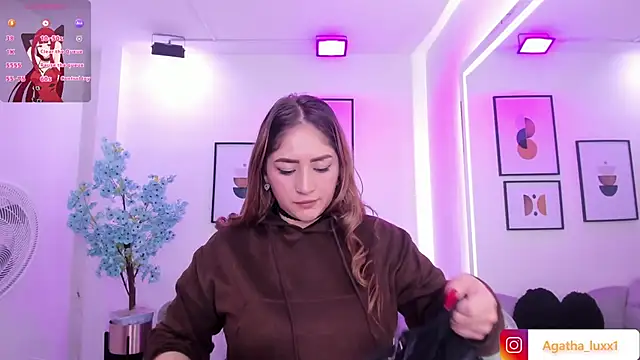 Snapshot of Agatha_luxx chatting on October 29, 2025, 12:40 pm Agatha luxx online show from October 29, 2025, 12:40 pm