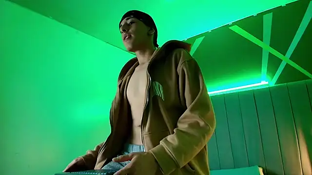 Snapshot of Andrew_Wolff chatting on October 29, 2025, 2:25 am Andrew Wolff online show from October 29, 2025, 2:25 am