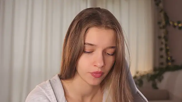 Snapshot of UdelaHathorne chatting on September 19, 2025, 12:06 pm UdelaHathorne online show from September 19, 2025, 12:06 pm