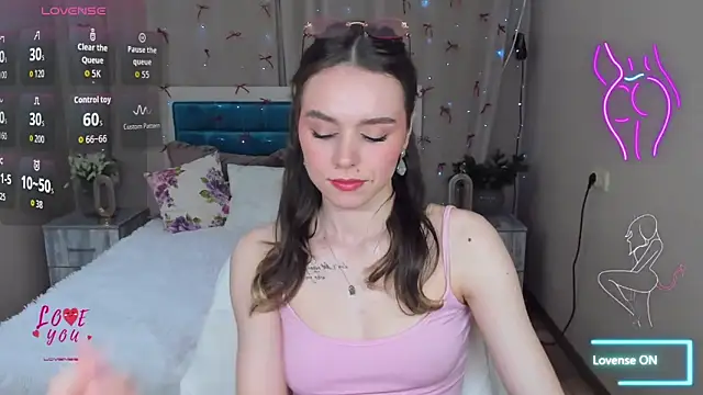 EmelyMason online show from April 15, 2026, 5:36 am