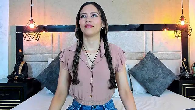 LiliJensen online show from November 17, 2025, 8:14 pm