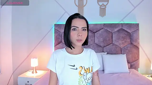 aurora collinss  online show from December 15, 2025, 12:20 pm