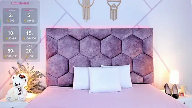 aurora collinss  online show from February 4, 2026, 12:22 pm