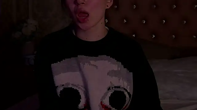 Snapshot of HeatherSweet_ chatting on April 26, 2026, 5:43 pm HeatherSweet online show from April 26, 2026, 5:43 pm