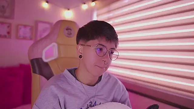 tommy blue online show from April 13, 2026, 12:32 pm