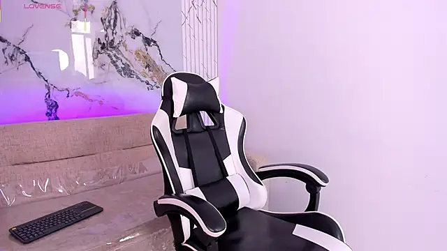 Snapshot of LexiAndDeker chatting on October 2, 2025, 5:20 pm LexiAndDeker online show from October 2, 2025, 5:20 pm