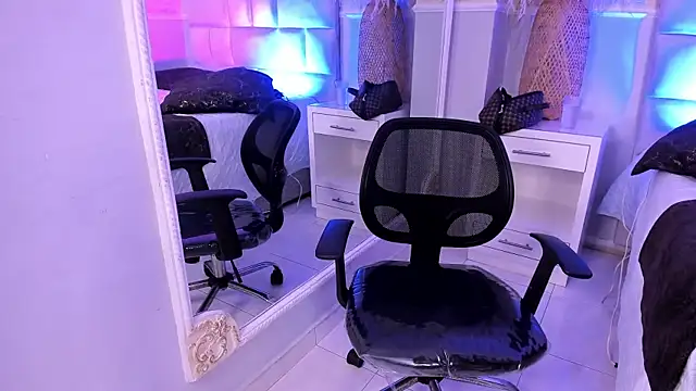 Snapshot of LexiAndDeker chatting on December 18, 2025, 6:36 pm LexiAndDeker online show from December 18, 2025, 6:36 pm