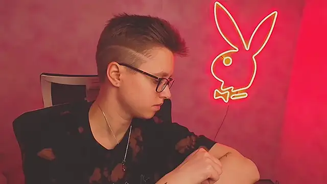 Bella Swannn online show from March 12, 2025, 4:02 pm