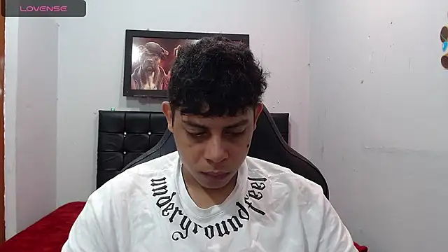 Snapshot of Alejandroo_22 chatting on March 12, 2025, 2:56 pm Alejandroo 22 online show from March 12, 2025, 2:56 pm