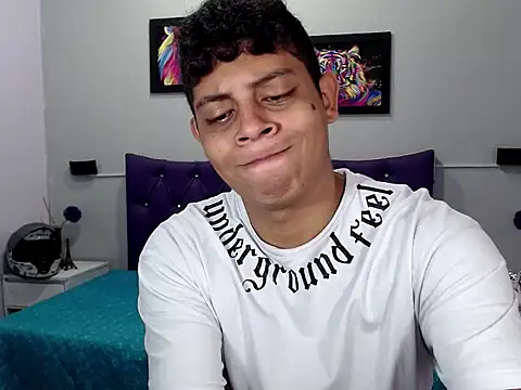 Snapshot of Alejandroo_22 chatting on September 19, 2025, 1:45 pm Alejandroo 22 online show from September 19, 2025, 1:45 pm