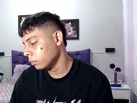 Snapshot of Alejandroo_22 chatting on October 24, 2025, 1:40 pm Alejandroo 22 online show from October 24, 2025, 1:40 pm