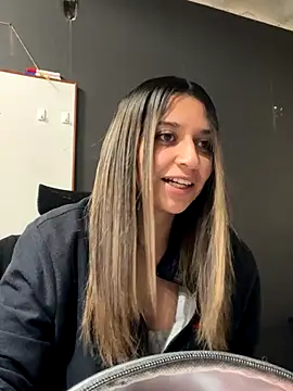 Isabella Varella online show from November 21, 2025, 12:37 pm