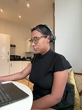 Snapshot of Melia_Rayne chatting on November 14, 2025, 10:47 am Melia Rayne online show from November 14, 2025, 10:47 am