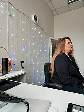 Juicy PeachLux online show from April 19, 2026, 8:02 am