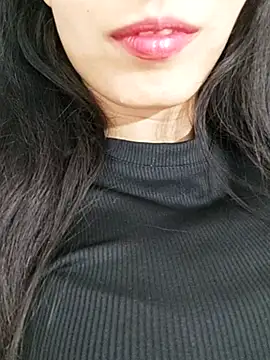 saraaxx1 online show from November 11, 2025, 3:34 pm