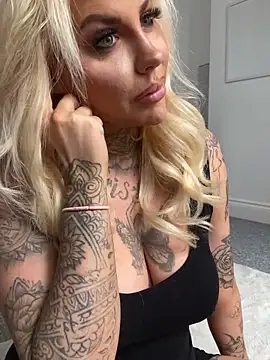 Chloe-Savage online show from September 26, 2025, 1:04 pm