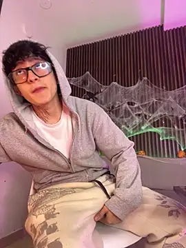 troy rouge online show from October 18, 2025, 6:52 pm