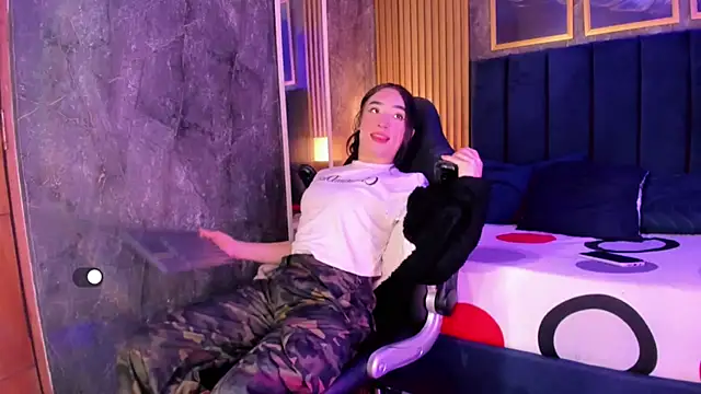 Small Hot19 online show from April 17, 2026, 10:18 am