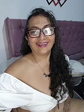 Snapshot of AlessandraLeroy chatting on February 5, 2026, 2:27 am AlessandraLeroy online show from February 5, 2026, 2:27 am