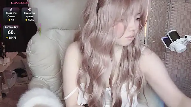 Cocobee online show from November 26, 2025, 5:03 pm