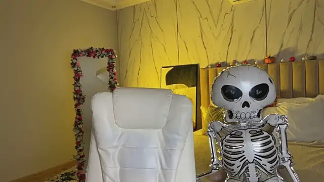 Snapshot of _Vikky_Moon_ chatting on October 28, 2025, 12:47 am Vikky Moon online show from October 28, 2025, 12:47 am