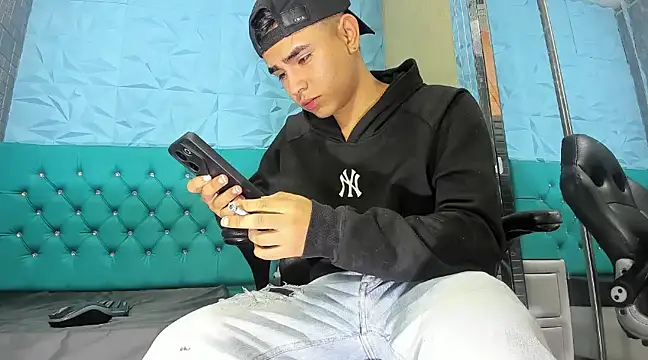 NohaCollens online show from March 19, 2025, 10:44 am