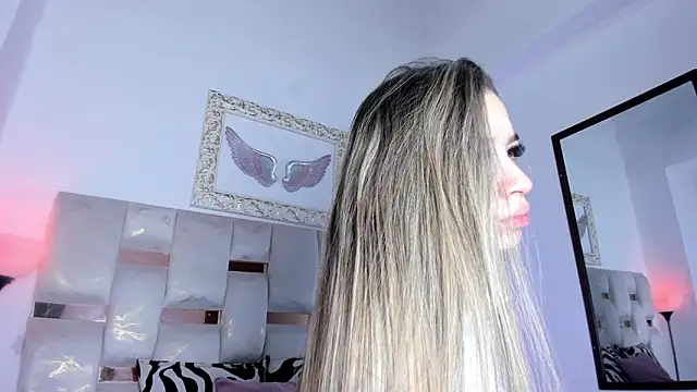 Snapshot of Lola_Blondie chatting on December 18, 2025, 1:17 pm Lola Blondie online show from December 18, 2025, 1:17 pm