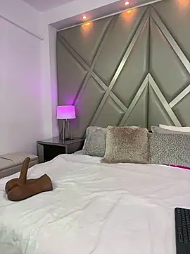 AlesiaCooper online show from December 15, 2025, 8:02 pm