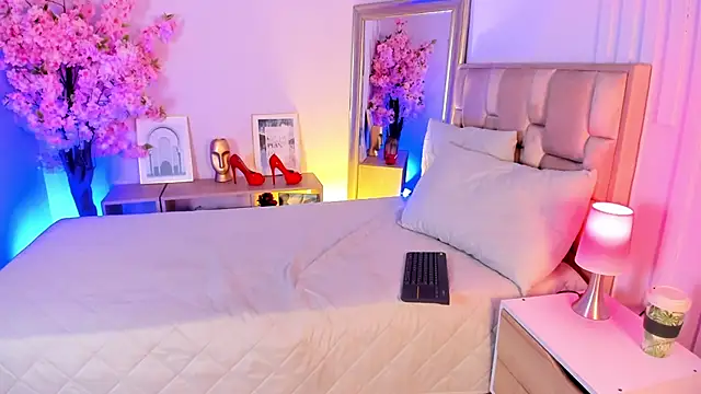 naia xo online show from November 11, 2025, 9:04 pm