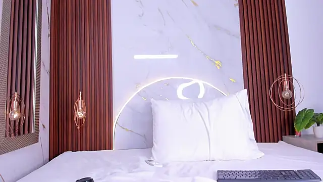 lucianasmith  online show from April 16, 2026, 9:39 pm