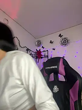 Kendramillerr 1 online show from March 14, 2025, 8:06 pm