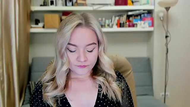 Kara Smith  online show from October 3, 2025, 9:01 pm